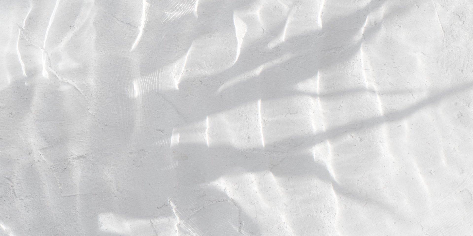 Graues Poolwasser mit Sonneneinstrahlung.