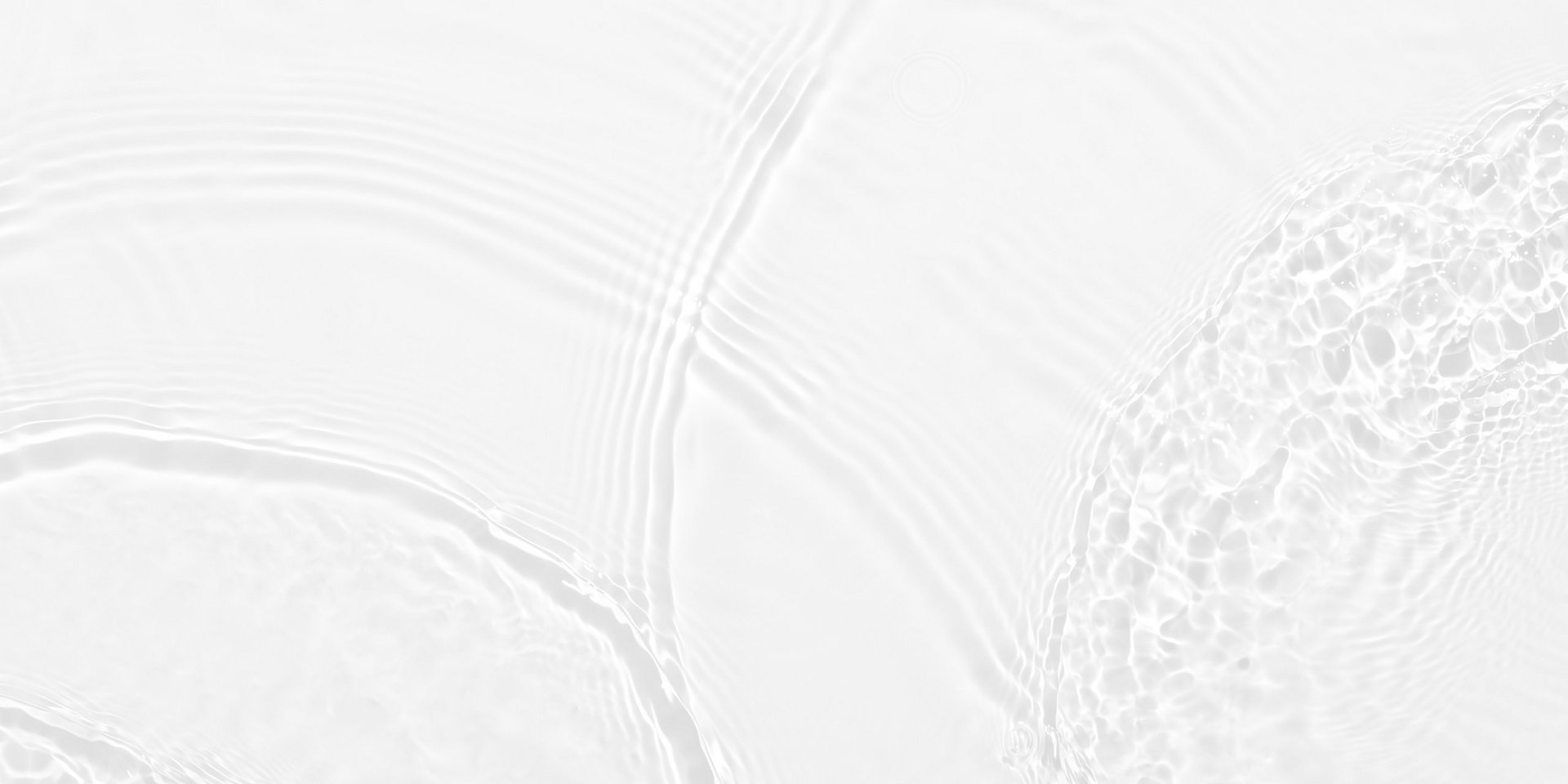 Graues Poolwasser mit Sonneneinstrahlung.